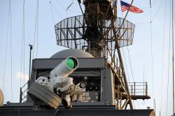 Laser Weapon System (LaWS) aboard USS Ponce. Jeden „výstřel“ - stovky (?) dolarů...