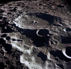 Skrývají se na Měsíci stopy po srážkách s černými miniděrami? Kredit: NASA / Wikimedia Commons.
