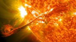 Sluneční erupce, doprovázená koronální výronem hmoty, 2012. Kredit: NASA Goddard Space Flight Center / Wikimedia Commons.
