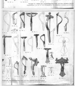 Germánské spony Almgren skupina VI (Fibeln mit umgeschlagenem Fuss). Podle Almgrena 1923.