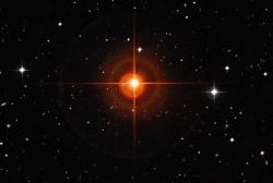 Červený obr R Sculptoris. Kredit: ESO/A. Fujii/Digitized Sky Survey 2.