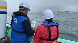 Pracovníci MAAE odebírají vzorky mořské vody v okolí jaderné elektrárny Fukušima I (zdroj Tepco).