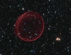 Pozůstatek supernovy ve Velkém Magellanově mračnu. NASA, ESA, and the Hubble Heritage Team (STScI/AURA)Acknowledgment: J. Hughes (Rutgers University).