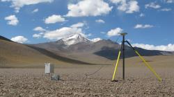 Gravimetr a stanice GPS na Uturuncu. Kredit: Duncan Muir, Cardiff University.