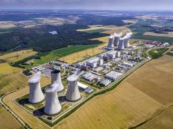 Čtyři bloky VVER440 v Dukovanech by mohly běžet až do roku 2055 a doplnit by je mohly dva bloky APR1000 (foto ČEZ). Čtyři bloky VVER440 v Dukovanech by mohly běžet až do roku 2055 a doplnit by je mohly dva bloky APR1000 (foto ČEZ).