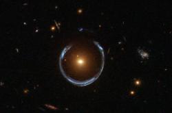 Populární kosmická Podkova. Kredit: Wikimedia Commons, ESA/Hubble & NASA.