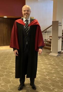 Kenneth Payne při udělování profesury v oboru strategie na King's College London. Kredit: K. Payne.