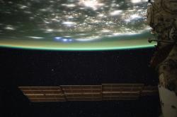 Airglow Země. Kredit: NASA Johnson Space Center. Airglow Země. Kredit: NASA Johnson Space Center.