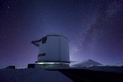 James Clerk Maxwell Telescope pod hvězdnou oblohou. Kredit: JCMT.