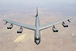Bombardér B-52H Stratofortress nad pouští. Kredit: US Air Force.