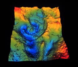 Počítačem vytvořená mapa gravitačních anomálií, vykreslující impozantní stavbu a tvar dnes již hluboko pohřbeného dopadového kráteru Chicxulub. Ten vznikl před 66 miliony let a víme o něm teprve tři desetiletí. Kredit: NASA; Wikipedia (volné dílo).