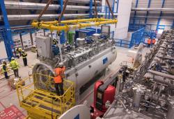 Chladící zařízení pro kryogenní teploty určené pro realizaci prací na vylepšení LHC na HL-LHC dorazilo na místo. Příprava na čtyřletou odstávku a přebudování urychlovače začala. (Zdroj CERN)