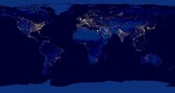 Země září světlem s umělým spektrem. Kredit: NASA Earth Observatory.