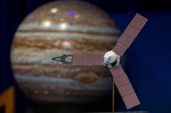 Sonda Juno při svém příletu k Jupiteru (zdroj NASA).
