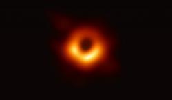 Sauronův prsten v srdci galaxie Messier 87. Kredit: EHT Collaboration.