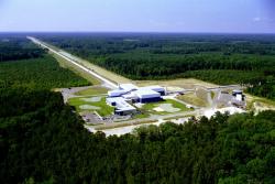 Livingstonská observatoř LIGO v Louisianě. Kredit: LIGO Scientific Collaboration/NSF