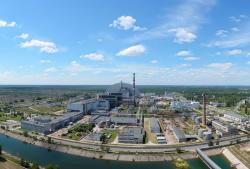Fotografie areálu čtvrtého bloku na fotografii, která doprovázela první zprávu obnoveného oficiálního webu Černobylské jaderné elektrárny 14. dubna 2022 (Černobylská jaderná elektrárna)