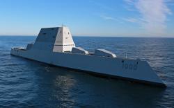 USS Zumwalt trénuje na moři. Kredit: US Navy.