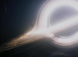 Filmová supermasivní černá díra Gargantua s planetou Milner. Kredit: Paramount Pictures.