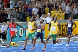 Usain Bolt po proběhnutí cílem v závodě na 100 metrů na MS v Berlíně roku 2009. Právě zde vytvořil stávající světový rekord časem 9,58 sekundy a dosáhl nejvyšší změřené rychlosti v běhu vůbec (44,72 km/h). Kredit: Erik van Leeuwen, Wikipedie