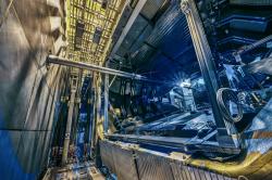 I u experimentální sestavy LHCb bylo dokončeno komplexní vylepšení a nyní se chystá k zahájení nové etapy urychlování částic na LHC. Právě dřívější data tohoto experimentu ukázala zatím největší narušení kombinované CP symetrie. (Zdroj CERN).