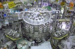 Největší fúzní reaktor teď pracuje v Japonsku. Kredit: QST.