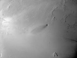 Monochromatická fotografie oblasti Cerberus Fossae na Marsu pořízená pomocí sondy Al Amal (zdroj UAE Space Agency).
