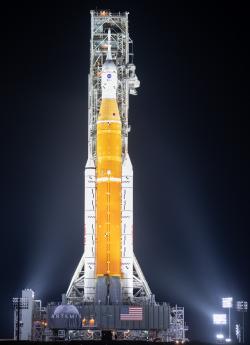 Raketa SLS na startovací rampě (zdroj NASA).
