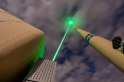 Laser Lightning Rod pálí laserem do bouřky. Kredit: UNIGE / Martin Stollberg.