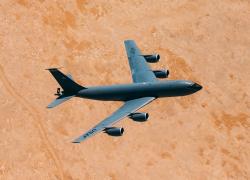 Velká letadlo, jako K-135 Stratotanker, spotřebují spoustu paliva. Kredit: US Air Force/Master Sergeant Joey Swafford.