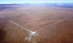 Pohled na jeden ze dvou detektorů zmodernizovaného interferometru LIGO (Advanced aLIGO). Každé rameno má délku 4 km. Na obrázku je zařízení ve státě Washington, další identické se nachází v Louisianě. Kredit: Caltech.
