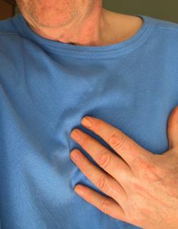 Je dobré znát druhý nejčastější příznak infarktu. Když ho podceníme, máme čtyřikrát větší pravděpodobnost že do třiceti dnů umřeme než ti, které bolelo na hrudi a zavolali si rychlou. Kredit: CC0 Public Domain.