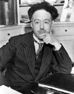Louis Victor Pierre Raymond vévoda de Broglie, francouzský fyzik, který navrhl princip duality částic. ve své disertační práci o teorii kvant popsal vlnovou povahu elektronů za což dostal v roce 1929 Nobelovu cenu. Kredit: Wikipedia, volné dílo.