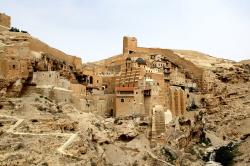 Lavra svatého Saby (Mar Saba) je trvale obydlený pravoslavný řecký mužský klášter založen roku 484 n.l. svatým Sabou v Kidronském údolí v Judské poušti JZ od Jerusalemu. Do areálu není zavedena elektřina a vstup ženám není povolen. V 10. století zde pobýval i mnich Iovane Zosime, autor nejmladšího gruzínského textu palimpsestu.  Kredit: Jean & Nathalie, Wikimedia Commons, CC BY 2.0