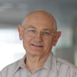 Otec teorie MOND, izraelský fyzik Mordehai Milgrom, emeritní profesor Weizmannova institutu v Rehovotu  Kredit: Weizmann Institute of Science