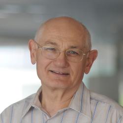 Autor modifikované newtonovské dynamiky (MOND), Mordehai Milgrom je izraelský fyzik a profesor na katedře fyziky kondenzovaných látek Weizmannova institutu v Rehovotu v Izraeli. Kredit: Weizmann Institute of Science, volné dílo