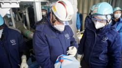 Odborníci z MAAE odebírají vzorky vody po vyčištění pomocí dekontaminační linky ALPS k nezávislé kontrole (zdroj TEPCO)