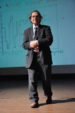 Roger Penrose (2011). Kredit: Biswarup Ganguly / Wikimedia Commons.