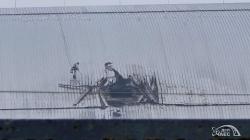 Snímek destrukce způsobené dronem a jeho zkoumání (zdroj ChNPP)