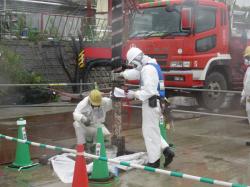 Ucpávání jednoho z kanálů, ze kterého byla odčerpána radioaktivní voda (zdroj TEPCO)