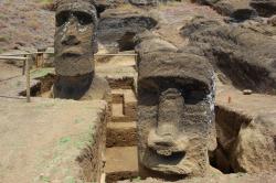 Během vykopávek prováděných týmem Jo Anne Van Tilburg v lomu Rano Raraku, Rapa Nui se objevil podstavec a vyšlo najevo, že zadní strany dvou soch jsou pokryty petroglyfy. Kredit: Easter Island Statue Project.