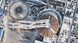 Instalace ocelové konstrukce vnější kopule bloku Chaj-jang 3 (zdroj SPIC)