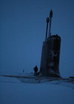 USS Texas u jižního pólu. Na věži je patrný systém Photonic Mast. Kredit: US Navy.