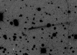 A toto je osmiminutová expozice objektu P/2010 A2, zvláštní komety či asteroidu v hlavním pásu planetek. Je součástí rodiny asteroidů Flora, která je nejpravděpodobnějším zdrojem impaktoru z konce křídy. Kredit: Kevin Heider, Wikipedie