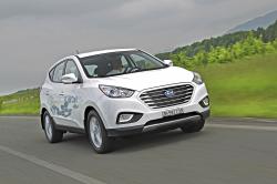 Hyundai ix35 s pohonem na vodíkové články v Copenhagenu v Dánsku jezdí již od loňského roku. Toto SUV zrychluje z 0-100 km/h za 12,5 sekund. Maximální rychlost je 160 km/h. Dvě nádrže s kapacitou 5,64 kg jsou umístěny mezi zadními nápravami. Teoretický dojezd 594 km. Hyundai je vyrábí v Jihokorejské továrně v Ulsanu. (Kredit: hyundai.presscorner.ch)