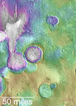 Mnohem mladší údolí, než jsou ty známé starověké, jsou patrné v blízkosti neformálně pojmenovaného jezera Haert Lake. Tato mapa ukazuje topografickou mapu oblasti, kde nižší polohy jsou označeny bíle a fialově, zatímco výšinné oblasti jsou žlutě. Zdroj: https://www.nasa.gov/