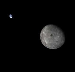 Odvrácená strana Měsíce se Zemí vyfocená sodnou Chang’e 5 T1.  Zdroj: https://fbcdn-sphotos-c-a.akamaihd.net/