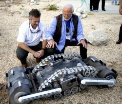 Rover RASSOR, Rob Mueller – senior technologist a astronaut Buzz Aldrin. Credits: NASA/Ben Smegelsky