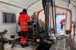 Vrtání se soupravou Agile Sub-Ice Geological Drill. Kredit: Jason Briner/University at Buffalo. Vrtání se soupravou Agile Sub-Ice Geological Drill. Kredit: Jason Briner/University at Buffalo.