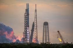 Start rakety New Glenn na Startovacím komplexu 36 dne 19. dubna 2026. Kredit: US Air Force, Wikimedia Commons.